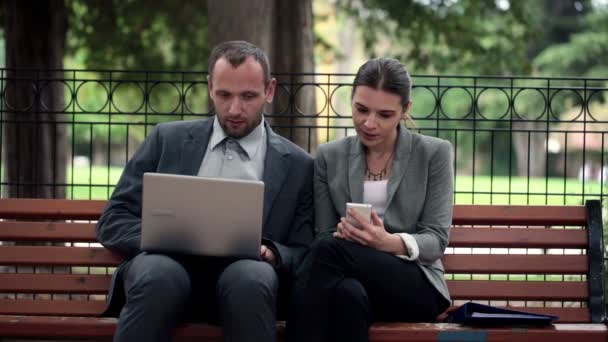 Les gens d'affaires qui travaillent sur ordinateur portable et smartphone — Video