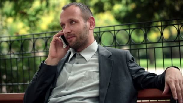 사업가가 휴대폰으로 얘기하는 모습 — 비디오