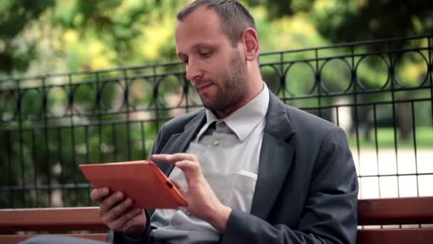 Geschäftsmann nutzt Tablet-Computer — Stockvideo
