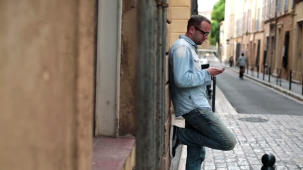 Man using smartphone — Stock Video