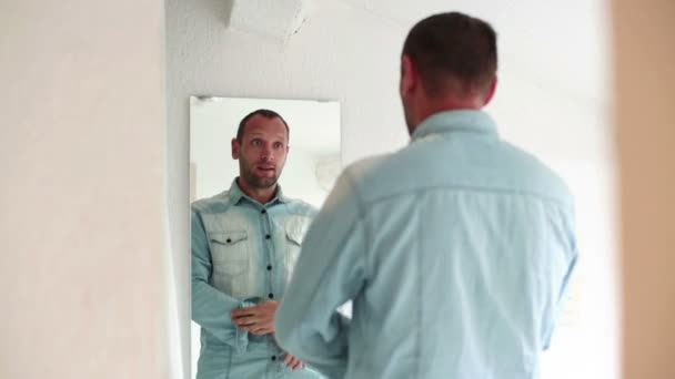 Man brengen op denim shirt — Stockvideo