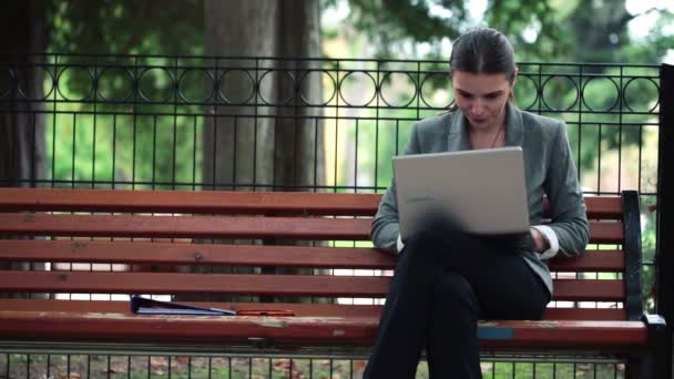 Zakenvrouw Werken op Laptop — Stockvideo