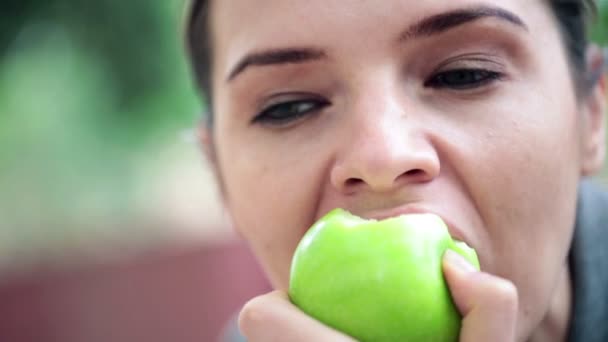 Vrouw bijten en eten apple — Stockvideo