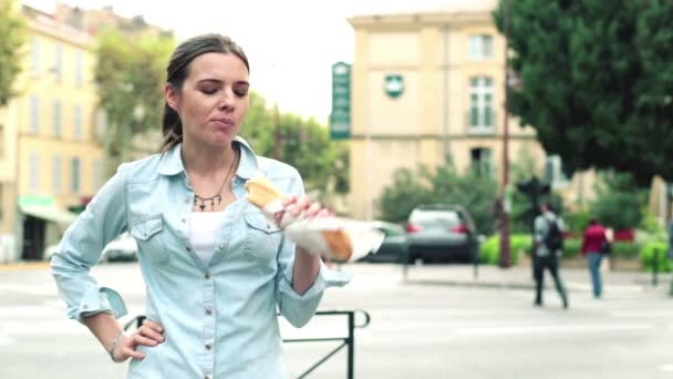 Mulher comendo baguete — Vídeo de Stock