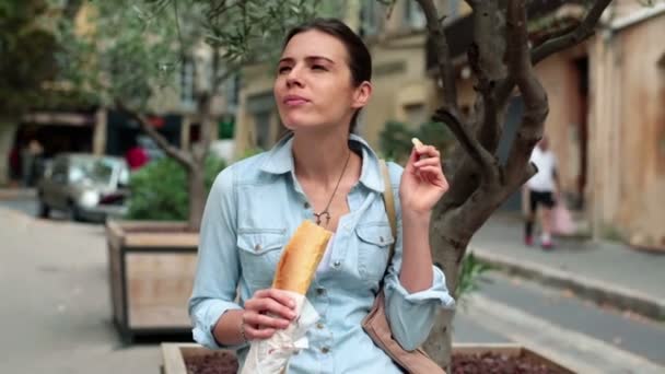 Mujer comiendo baguette — Vídeo de stock