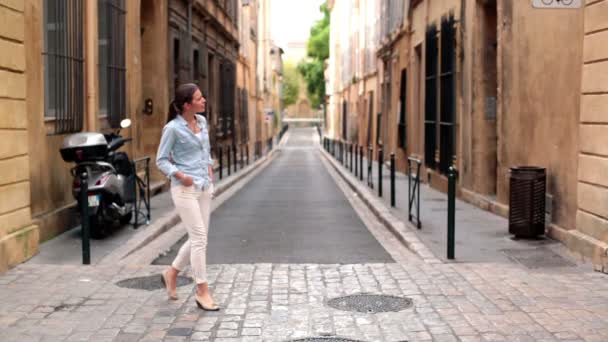 Mujer perdida en la ciudad mirando alrededor — Vídeos de Stock