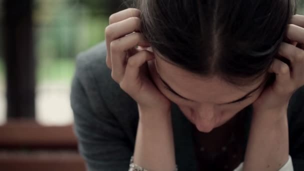 Smutny, przygnębiony kobieta — Wideo stockowe