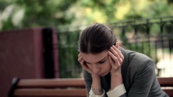 Smutny, przygnębiony, piękna kobieta — Wideo stockowe