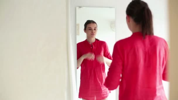 Mujer tratando camisa — Vídeos de Stock