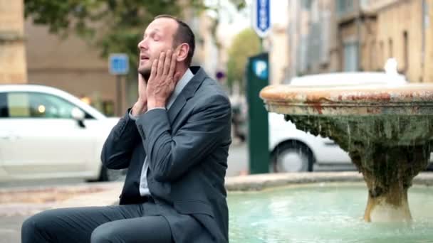 Homme d'affaires relaxant près de la fontaine — Video