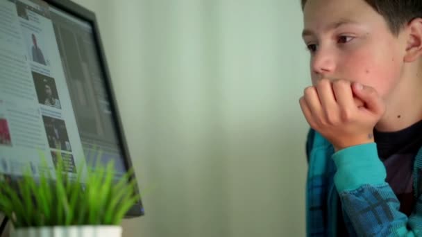 Έφηβος μπροστά από τον υπολογιστή — Αρχείο Βίντεο