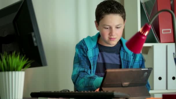 Jongen met tablet pc — Stockvideo