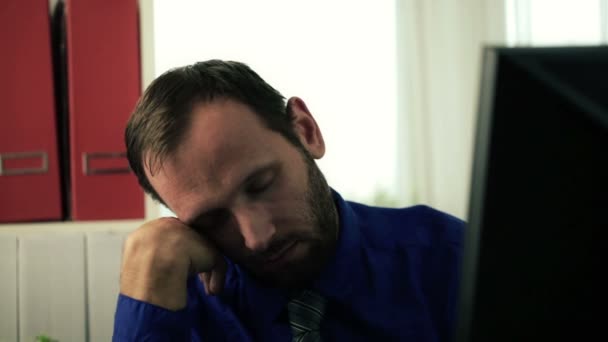 Сонный бизнесмен дремлет — стоковое видео