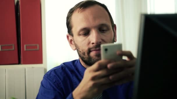 Zakenman met smartphone — Stockvideo