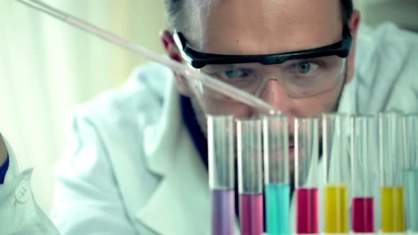 Wissenschaftler bei Labortests mit Chemikalien — Stockvideo