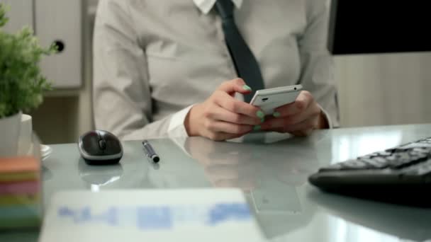 Mujer de negocios con smartphone — Vídeo de stock