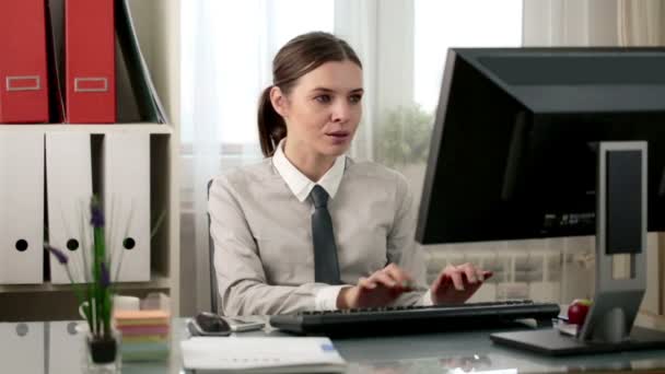 Podnikatelka pracující na počítači — Stock video