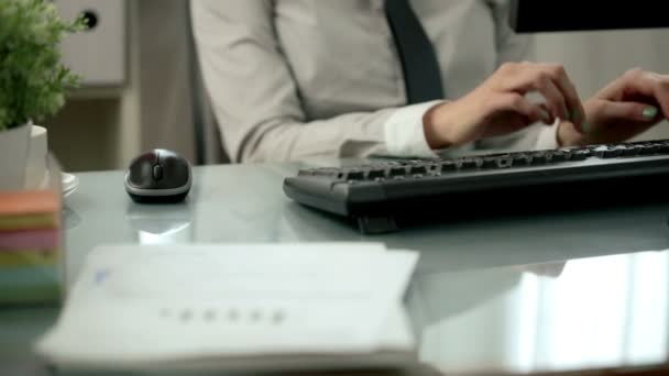 Mujer de negocios escribiendo en el teclado — Vídeos de Stock