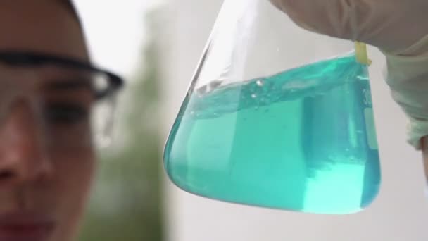 Female scientist mixing chemicals — Stock Video