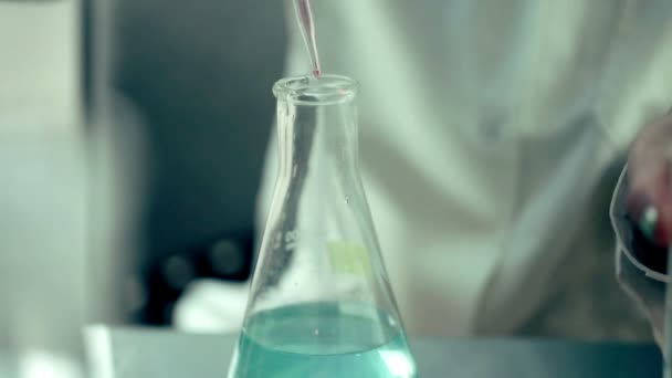 Wissenschaftler experimentieren mit Chemikalien — Stockvideo