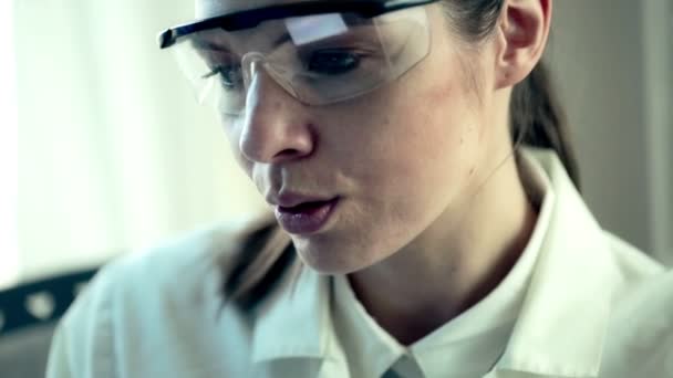 Científica femenina trabajando en laboratorio — Vídeo de stock