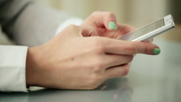 Woman fingers texting on smartphone — Stock Video