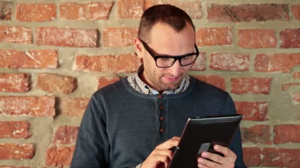 Man with tablet computer — Stock Video