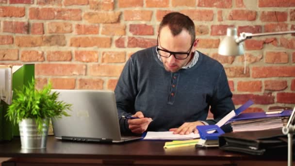 Man working with documents — Stock Video