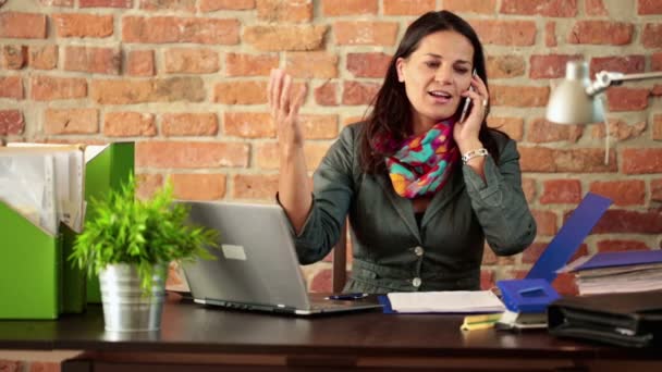 Businesswoman giving reprimand to someone — Stock Video