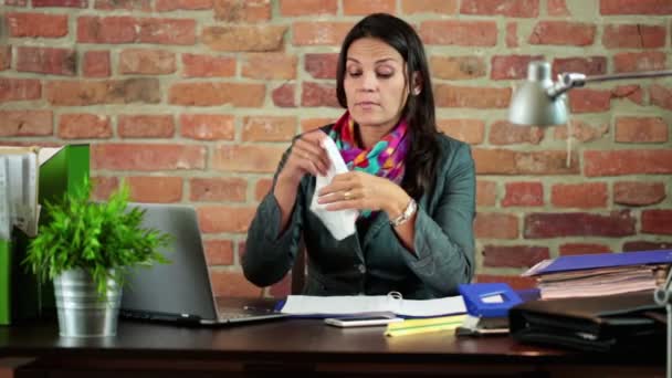 Sick businesswoman blowing nose — Stock Video