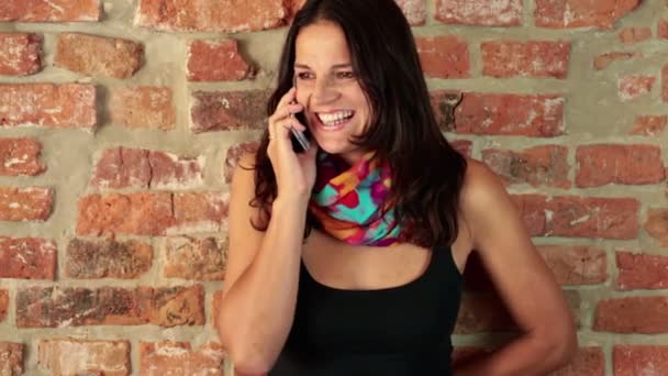 Happy woman talking on cellphone — Stock Video