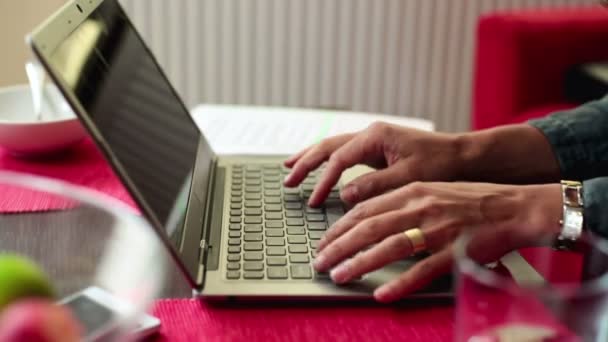 Vrouw handen met laptop en documenten — Stockvideo