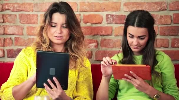 Girlfriends with tablet computer in home — Stock Video