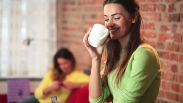 Весела молода жінка з чашкою — стокове відео