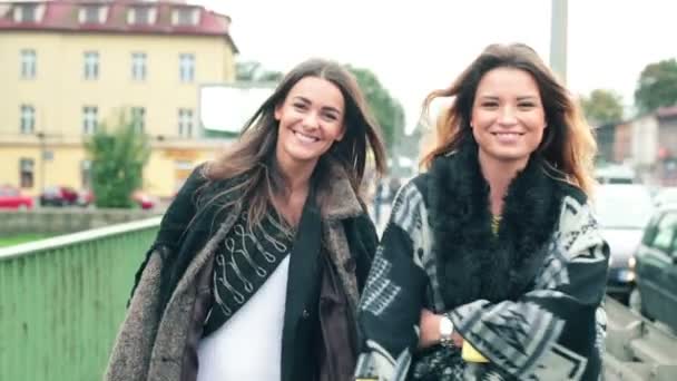 Felices novias caminando en la ciudad — Vídeo de stock