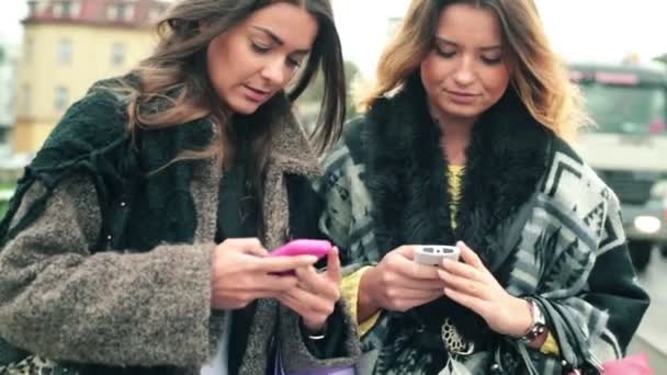 Flickvänner med smartphones i city — Stockvideo