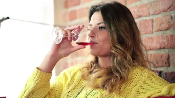 ワインを飲む美しい孤独な女性 — ストック動画