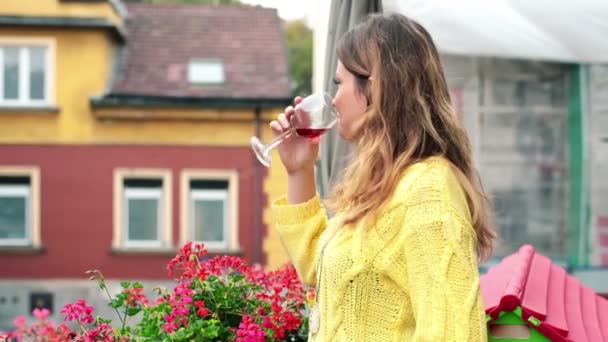 Nadenkend mooie vrouw drinken van wijn — Stockvideo