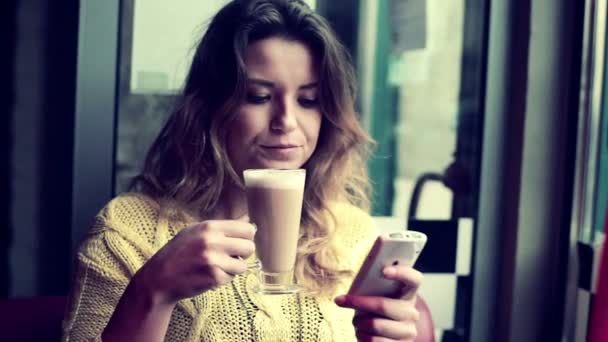 Mujer con teléfono inteligente café con leche — Vídeos de Stock