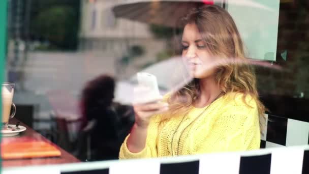 Femme parlant sur téléphone portable et buvant café latte — Video