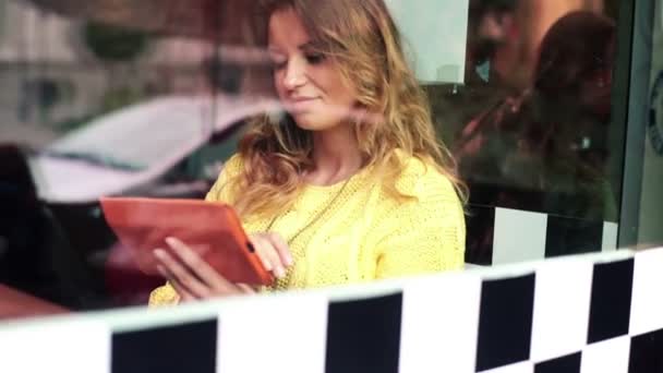 Woman with tablet computer in cafe — Stock Video