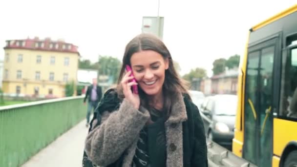 Woman talking on cellphone by street — Stock Video