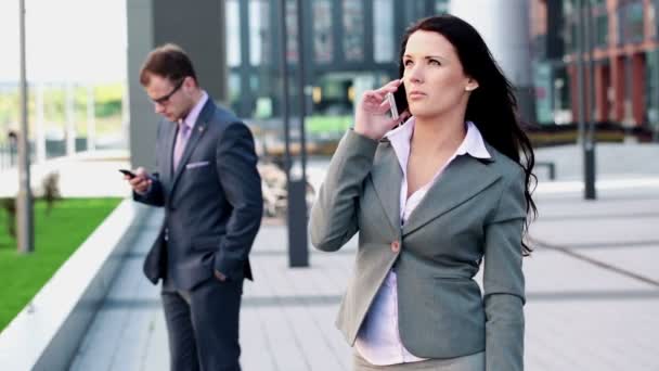 Businesswoman talking on cellphone in city — Stock Video