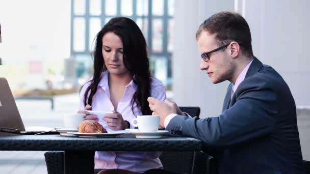 Empresario y mujer de negocios con teléfono inteligente — Vídeos de Stock