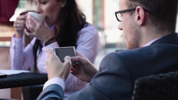 Empresario usando teléfono inteligente en la cafetería — Vídeo de stock