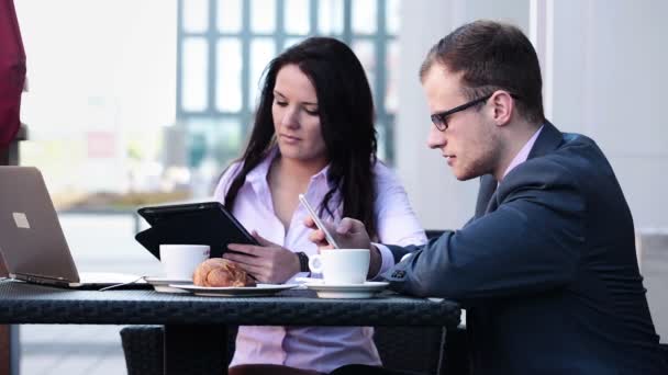 Empresario y empresaria con tablet y smartphone — Vídeo de stock