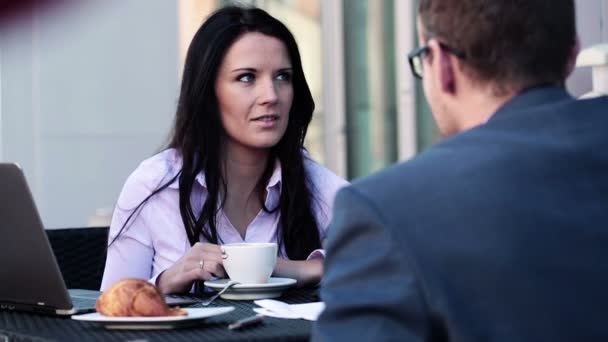 Mujer de negocios y hombre de negocios durante la pausa para el café — Vídeo de stock