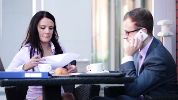 Businesswoman and businessman in cafe — Stock Video