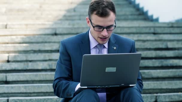 Boos zakenman die op laptop werkt — Stockvideo