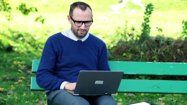 Biznesmen pracujący na laptopie — Wideo stockowe